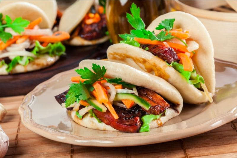 Bánh bao kẹp thịt là món ăn đặc trưng của Đài Loan với lớp bánh mềm và nhân thịt đậm đà hòa quyện