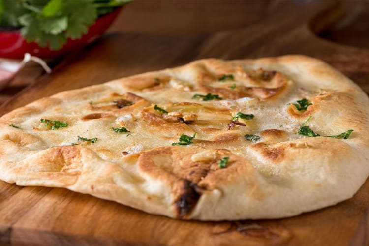 ẩm thực ấn độ Bánh Naan – Tinh hoa bánh mì của Ấn Độ, mềm xốp, thơm lò đất