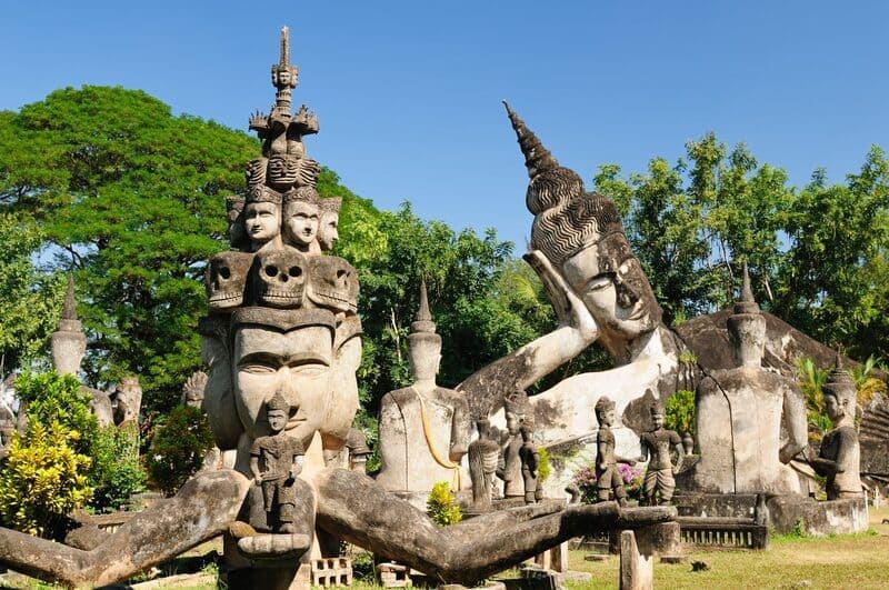 Thời điểm lý tưởng để tham quan Buddha Park là buổi sáng sớm hoặc chiều muộn khi thời tiết mát mẻ và ánh sáng đẹp