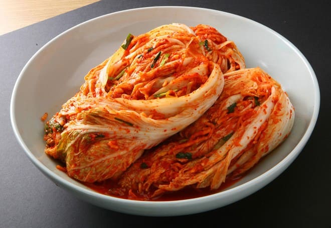 Kimchi Triều Tiên là món muối chua truyền thống với vị thanh và ít cay đặc trưng