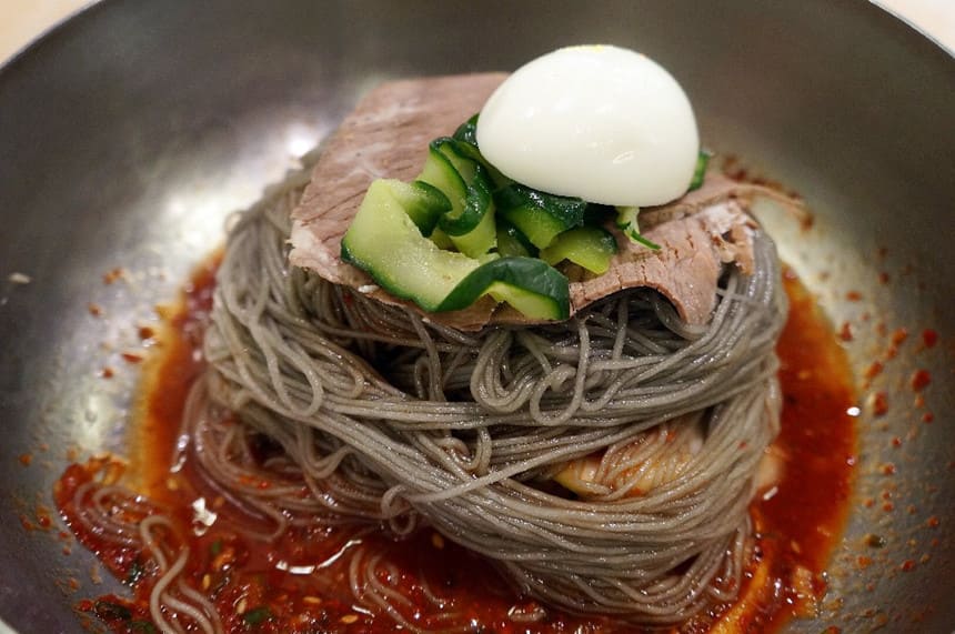 Naengmyeon là món mì lạnh thanh mát, đặc trưng của ẩm thực Triều Tiên