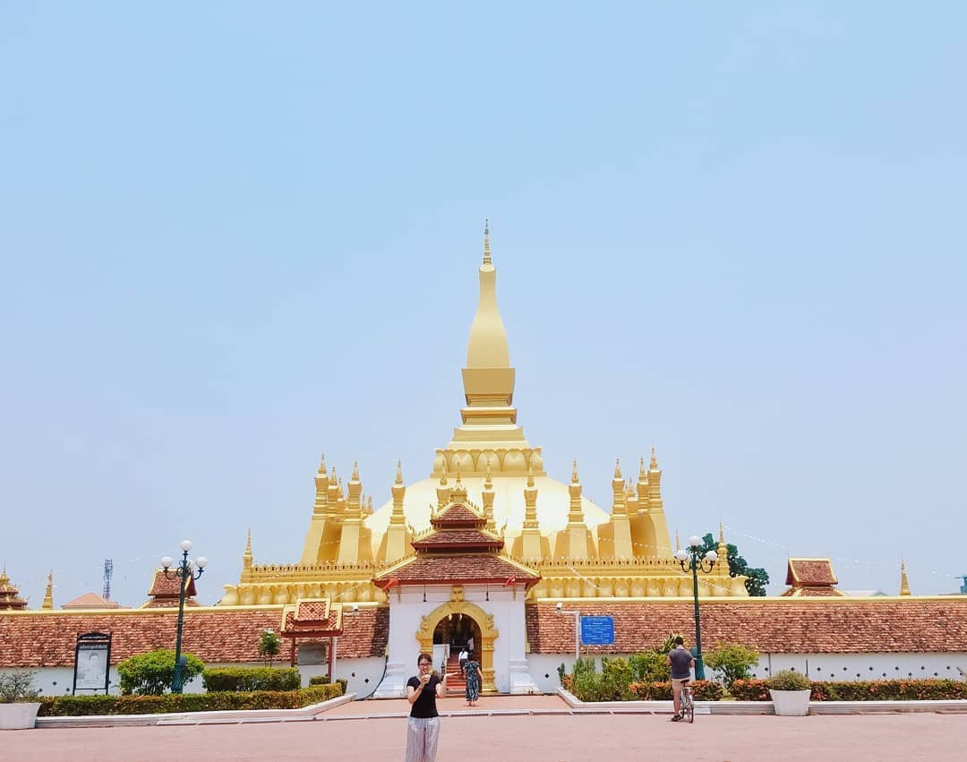 Pha That Luang nổi bật với kiến trúc vàng rực và thiết kế nhiều tầng đặc trưng của Phật giáo Lào