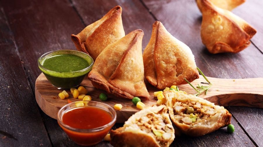 ẩm thực ấn độ Samosa – Bánh tam giác giòn rụm, đậm vị khó cưỡng