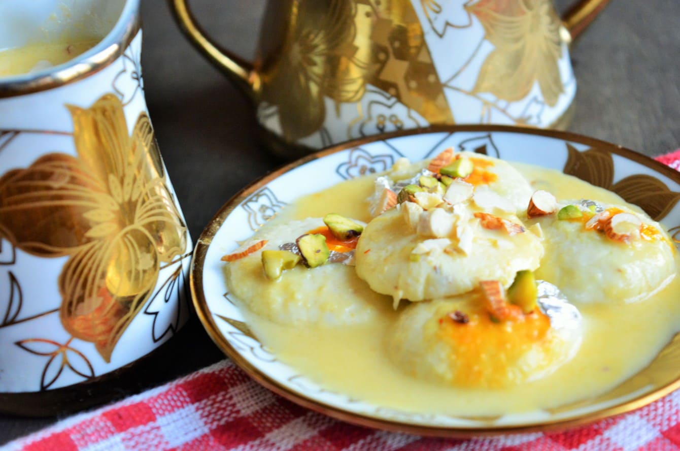 ẩm thực bangladesh Rasmalai là món bánh sữa mềm mịn, ngọt thanh và béo thơm