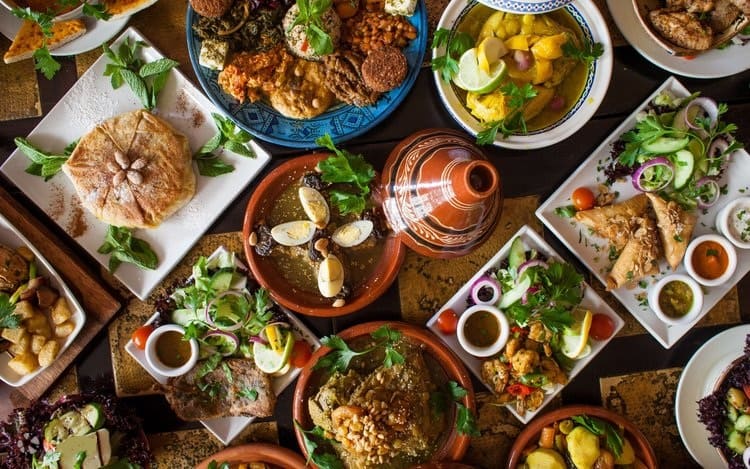 Ẩm thực Marrakech nổi bật với hương vị đậm đà, kết hợp tinh tế giữa gia vị Bắc Phi và phong cách nấu ăn truyền thống