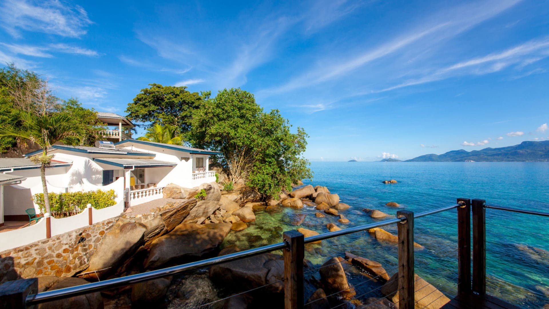 kinh nghiệm du lịch châu phi Anse Soleil thu hút với bãi cát trắng mịn và làn nước xanh trong