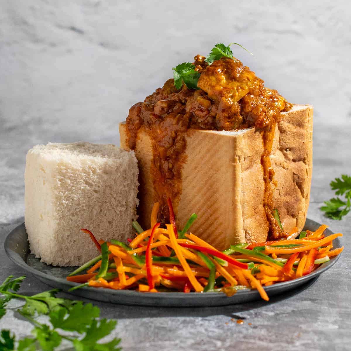 kinh nghiệm du lịch châu phi Bunny chow là món bánh mì cà ri đậm đà đặc trưng của Nam Phi
