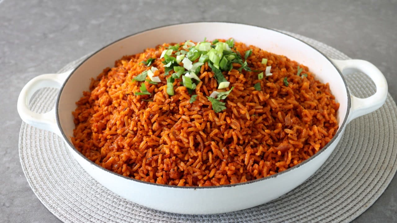 kinh nghiệm du lịch châu phi Jollof rice là món cơm cà chua đậm vị nổi tiếng ở Tây Phi