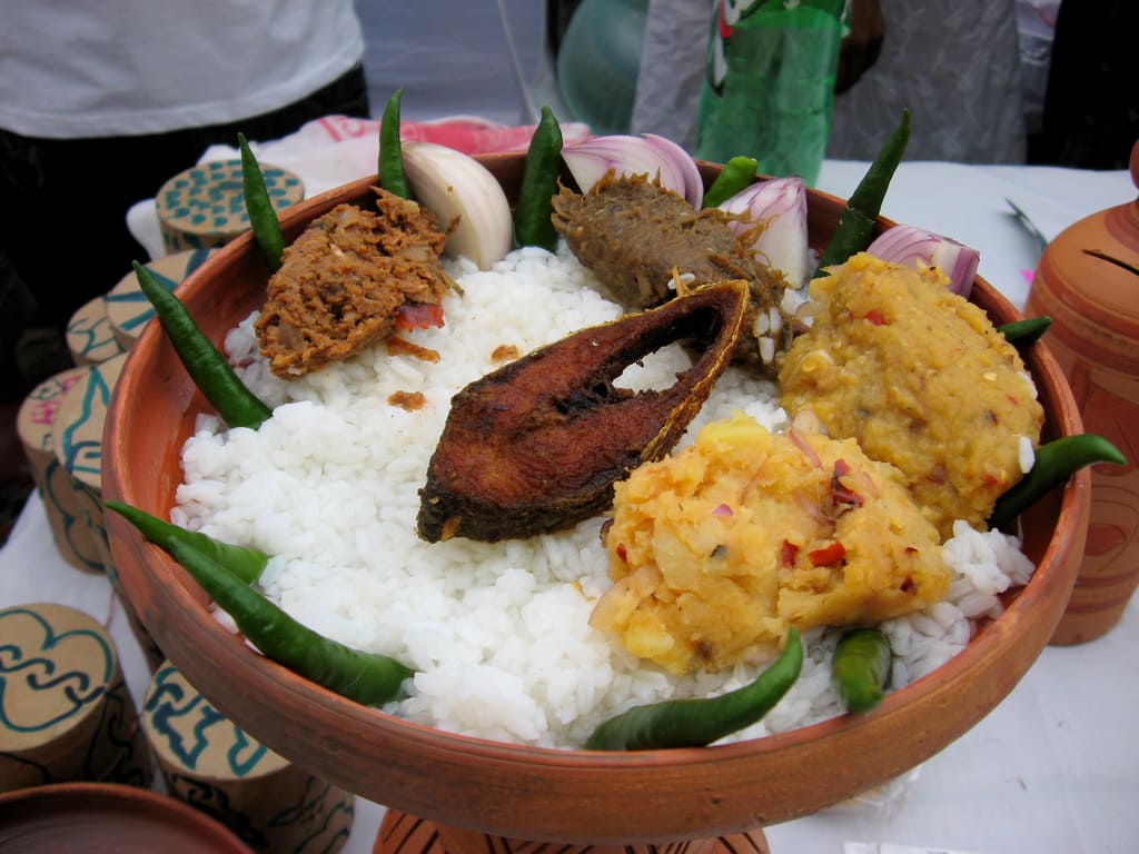 ẩm thực bangladesh Panta Bhat là món cơm ngâm qua đêm thanh mát, dân dã và dễ ăn