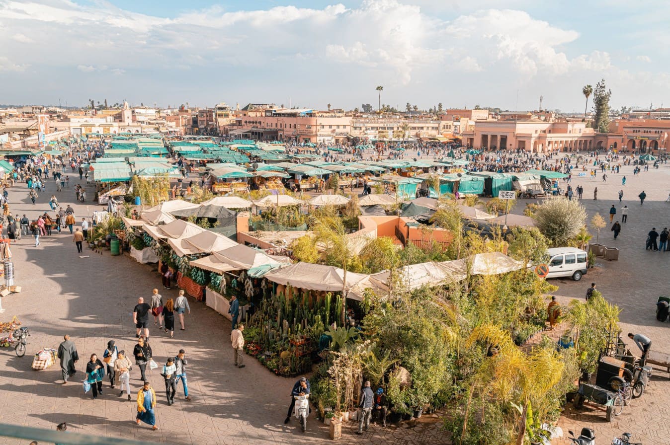 Quảng trường Jemaa el-Fna là trung tâm sôi động, nổi bật với các hoạt động văn hóa và ẩm thực đường phố đặc sắc