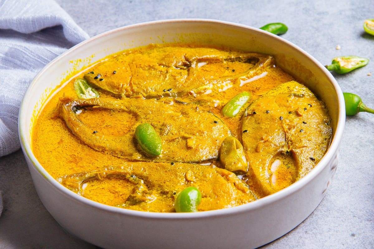 ẩm thực bangladesh Shorshe Ilish là món cá hilsa sốt mù tạt cay nồng, đậm đà đặc trưng