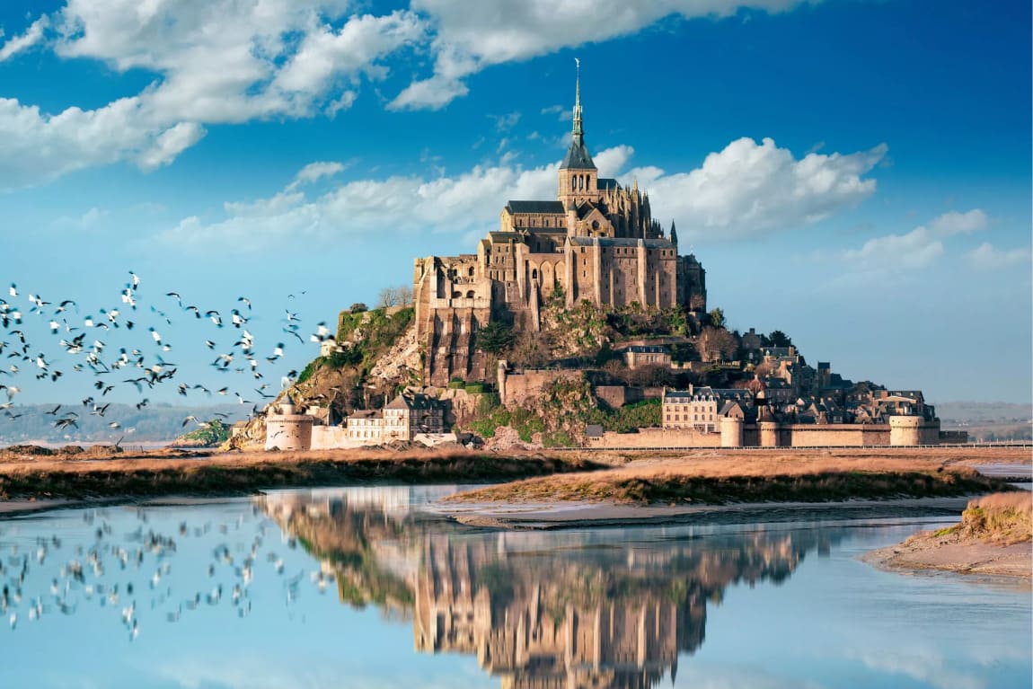 Mont Saint-Michel nổi bật với tu viện cổ kính nằm giữa biển, tạo nên khung cảnh như trong truyện cổ tích