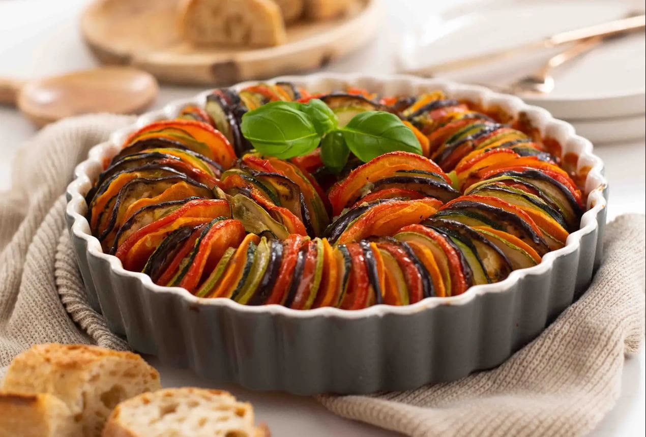 Ratatouille là món rau củ hầm truyền thống, nổi bật với hương vị thanh nhẹ và đầy màu sắc