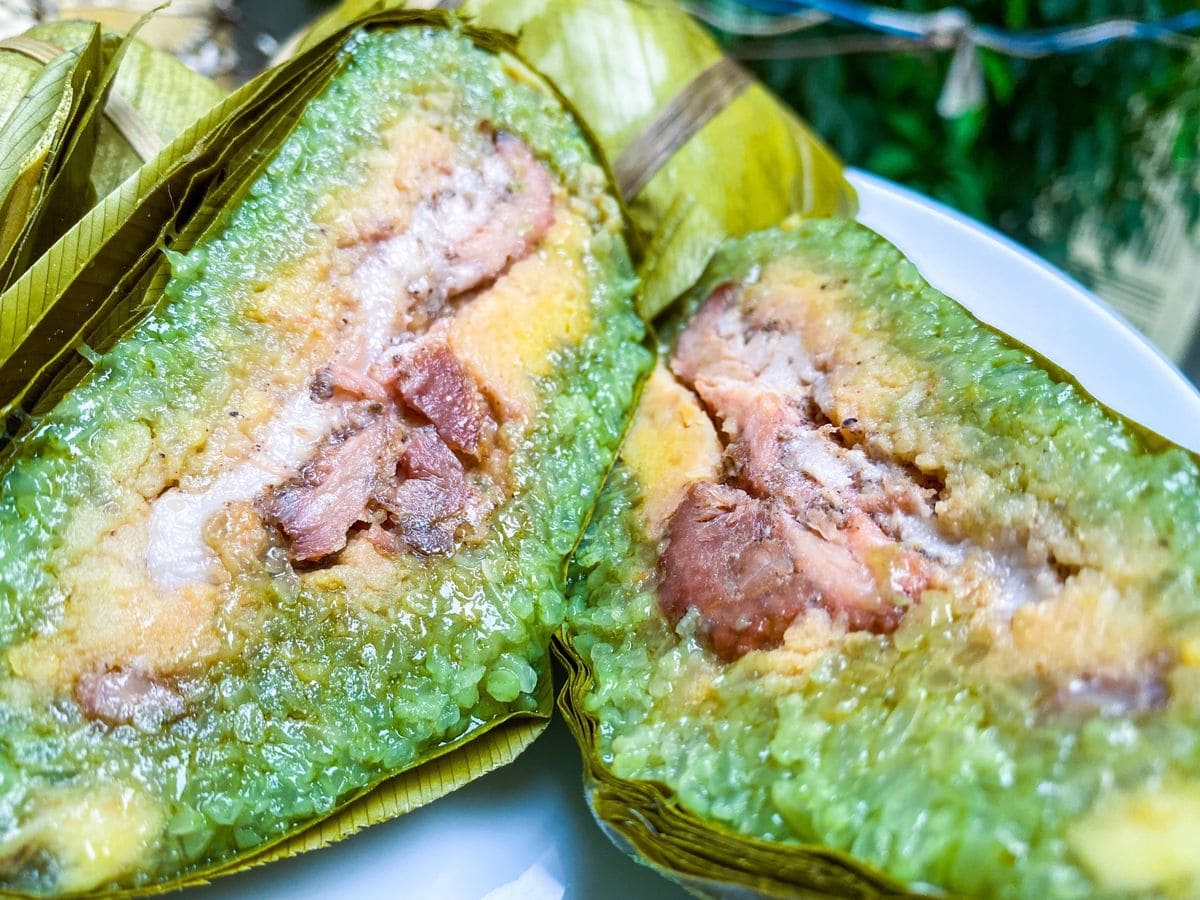 ẩm thực hà giang Hương vị dẻo bùi của bánh chưng gù khiến nhiều du khách yêu thích