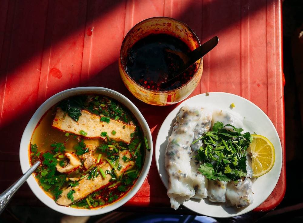 ẩm thực hà giang Bánh cuốn Đồng Văn gây ấn tượng với lớp bánh mỏng mềm và nước dùng ngọt thanh