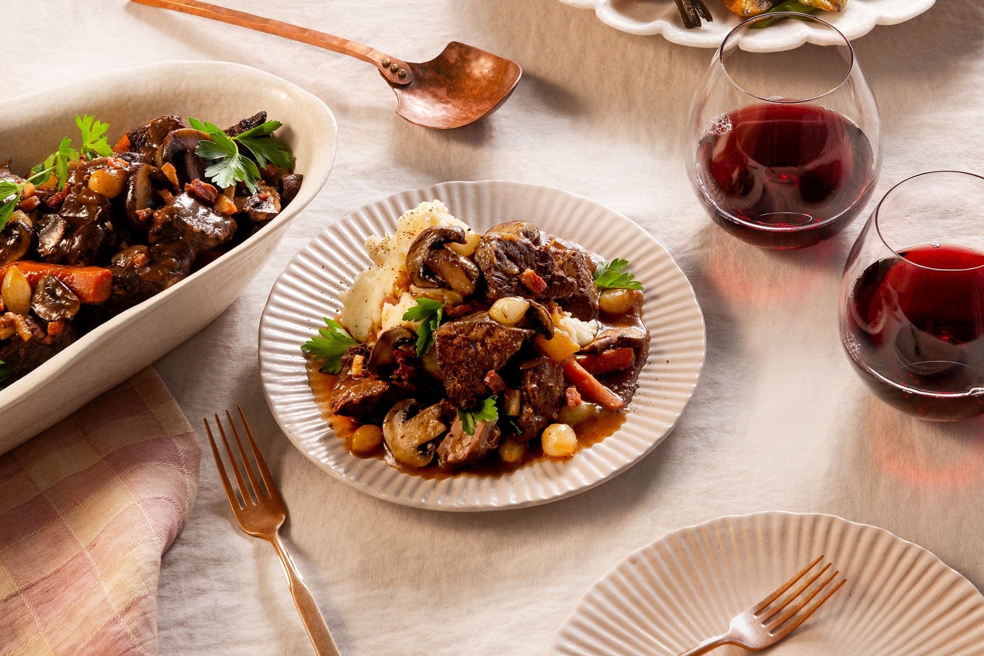 Boeuf Bourguignon nổi tiếng với thịt bò mềm thơm, hầm cùng rượu vang đỏ đậm đà