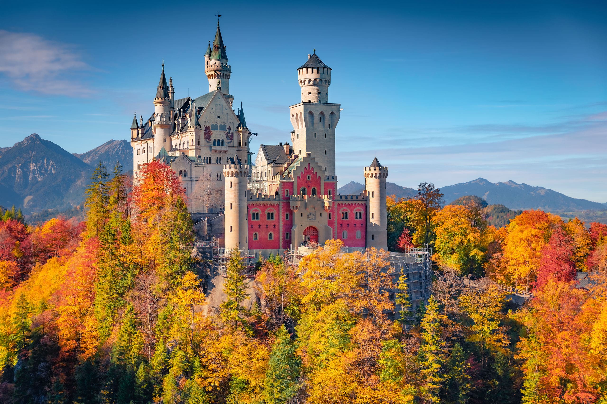 Vẻ đẹp cổ tích của lâu đài Neuschwanstein khiến hàng triệu du khách say mê