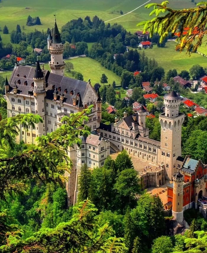 lâu đài neuschwanstein Kiến trúc lãng mạn độc đáo làm nên biểu tượng của lâu đài Neuschwanstein