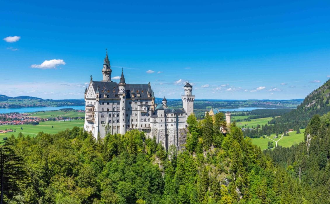 lâu đài neuschwanstein Hành trình từ Munich đến Neuschwanstein đưa du khách băng qua khung cảnh tuyệt đẹp của vùng Bavaria