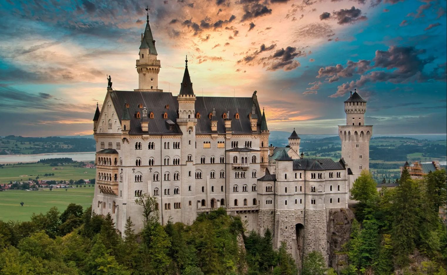 lâu đài neuschwanstein Nhiều điều thú vị đã góp phần tạo nên sức hút của lâu đài Neuschwanstein