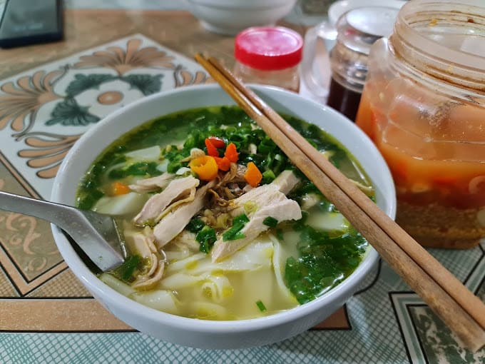 ẩm thực hà giang Phở gà Tráng Kìm hấp dẫn với nước dùng ngọt thanh và thịt gà đồi