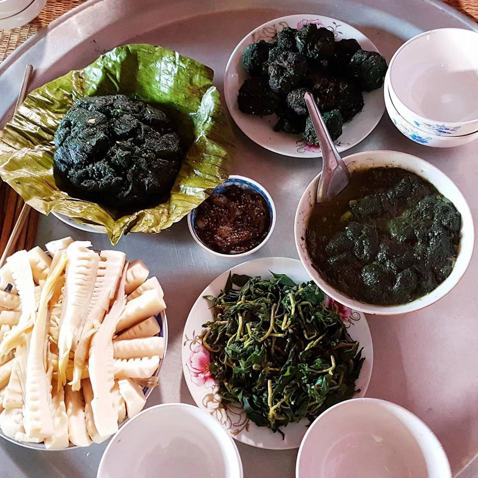 ẩm thực hà giang Rêu đá nướng được chế biến từ rêu suối tươi cùng các loại gia vị truyền thống