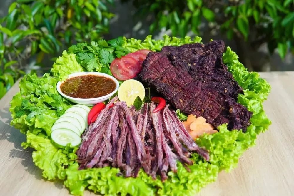 ẩm thực hà giang Thịt trâu gác bếp – Đặc sản nổi tiếng với hương khói bếp đặc trưng
