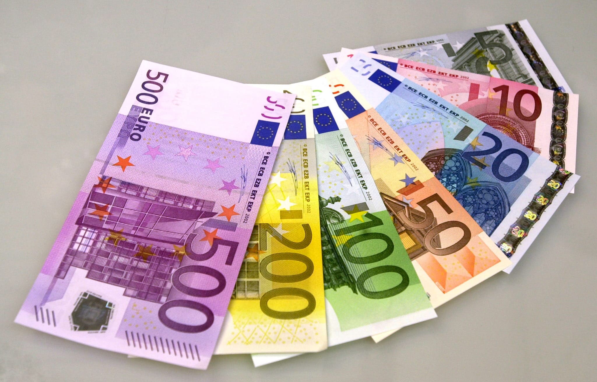 Đổi sẵn một ít Euro và mang theo thẻ quốc tế để thanh toán dễ dàng trong suốt chuyến đi