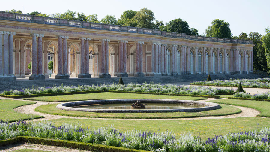 cung điện versailles Grand Trianon là cung điện nghỉ dưỡng nổi tiếng tại Versailles, gây ấn tượng với kiến trúc đá cẩm thạch hồng và khu vườn thanh bình
