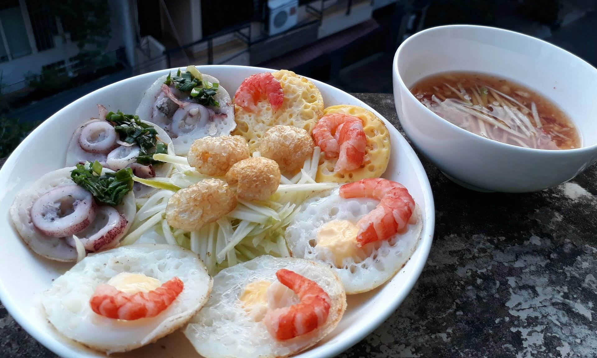 ẩm thực nha trang Bánh căn hải sản – Món ngon giòn thơm, đậm hương vị biển Nha Trang