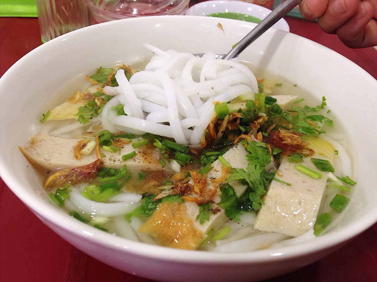 ẩm thực nha trang Bánh canh chả cá – Đặc sản Nha Trang với nước dùng ngọt thanh và chả cá dai ngon