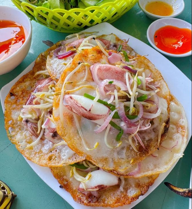 ẩm thực nha trang Bánh xèo mực – Món ngon Nha Trang với lớp vỏ giòn và nhân mực tươi hấp dẫn