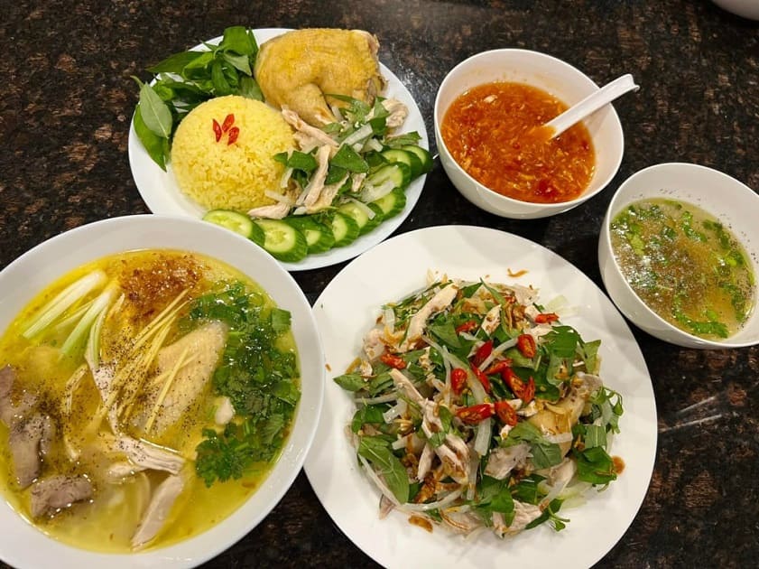 ẩm thực nha trang Cơm gà Nha Trang hấp dẫn với hạt cơm vàng óng và gà ta thơm ngon