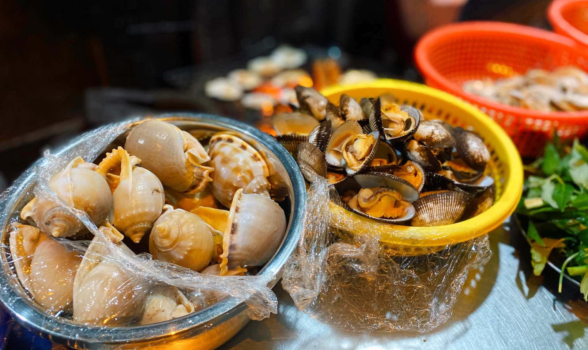ẩm thực nha trang Ốc chảo – Món hải sản nóng hổi, đậm đà hương vị biển Nha Trang