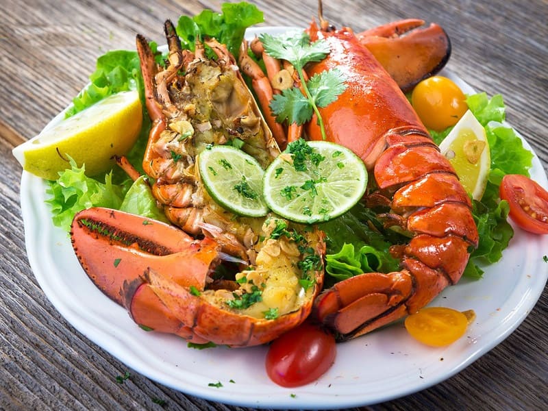ẩm thực nha trang Tôm hùm Bình Ba – Đặc sản nổi tiếng với thịt chắc ngọt và hương vị tươi ngon