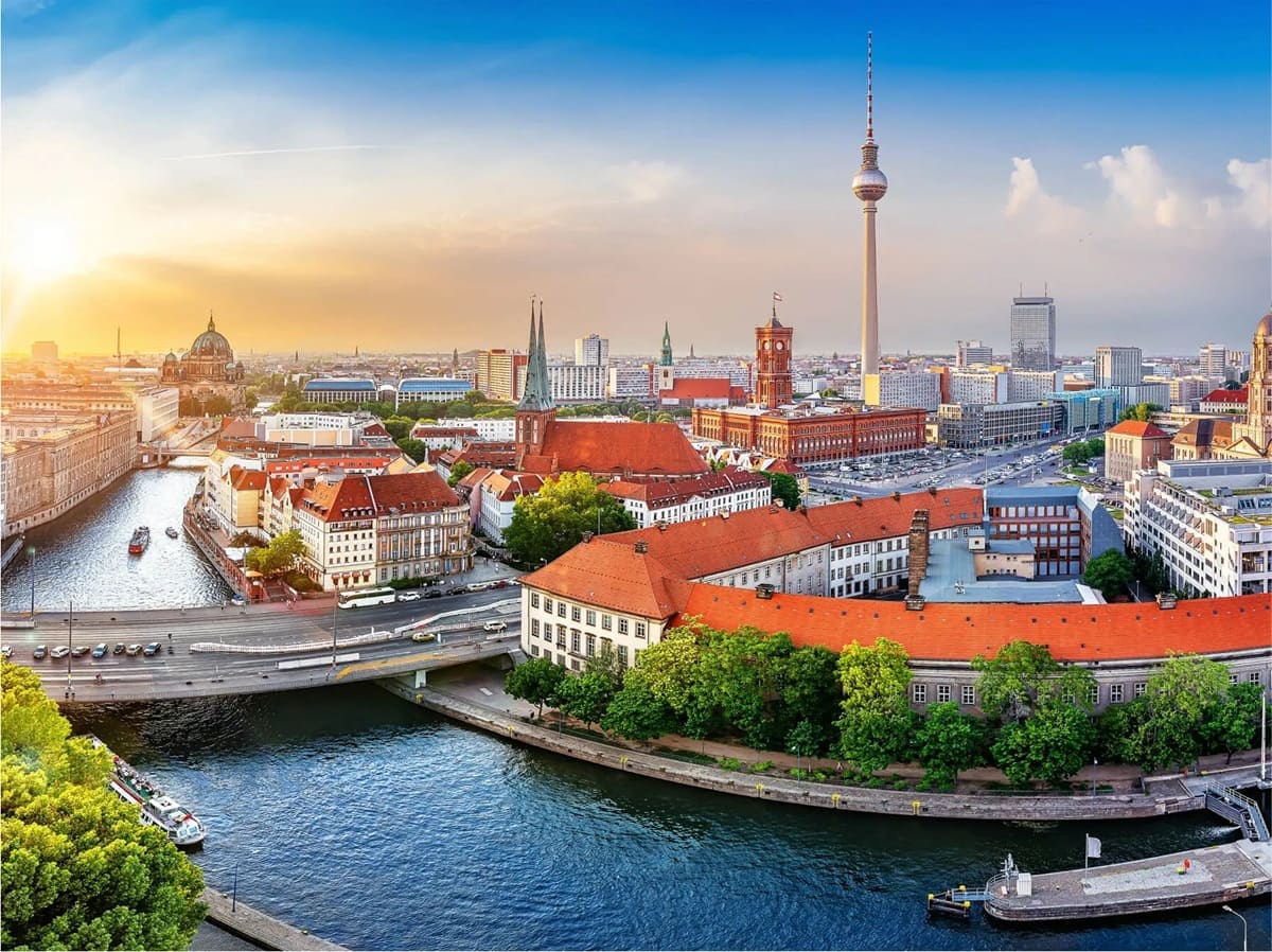 Berlin nổi bật với những công trình lịch sử, bảo tàng và nhịp sống hiện đại của thủ đô nước Đức