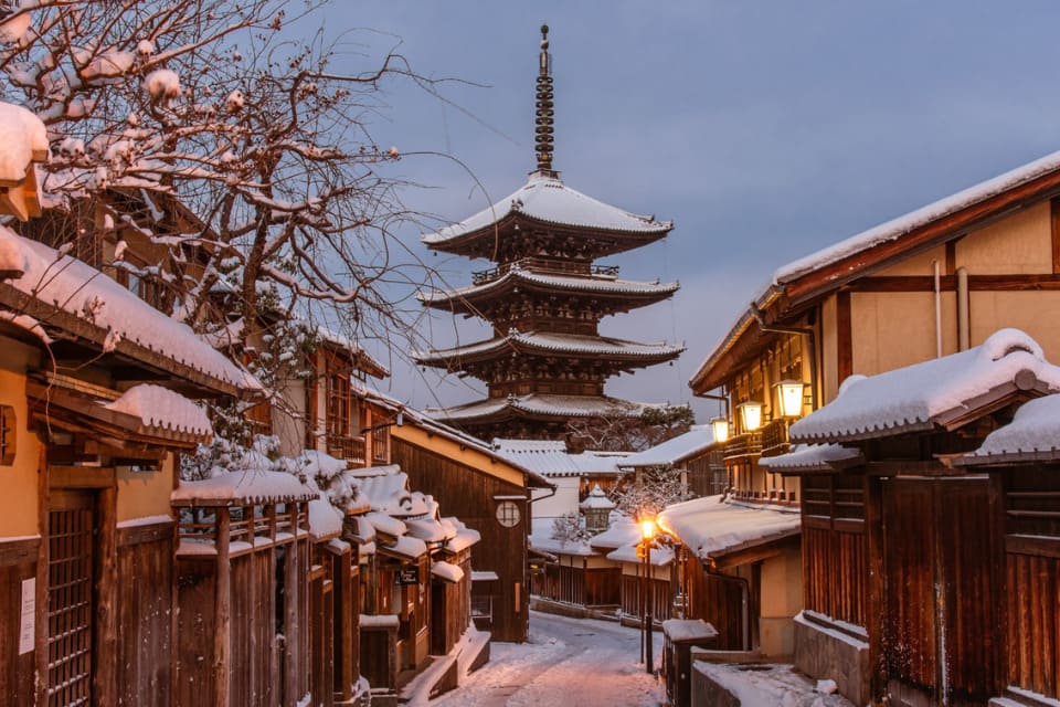 Kyoto vào mùa đông mang vẻ đẹp cổ kính với những ngôi đền truyền thống và mái nhà đôi khi được phủ tuyết trắng