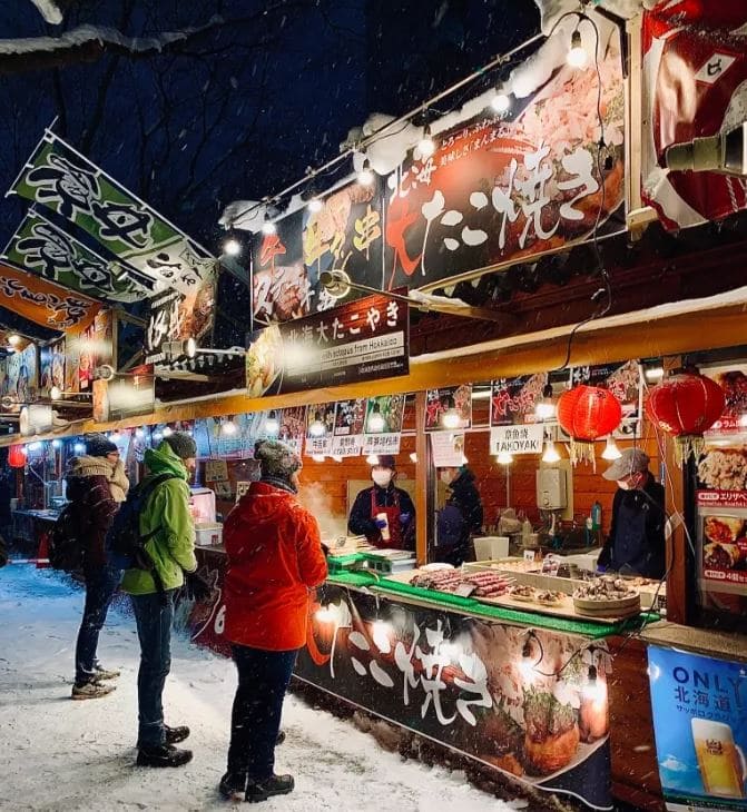 Du khách thưởng thức các món ăn nóng đặc trưng của Hokkaido giữa không khí mùa đông Sapporo