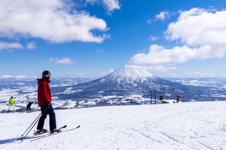 Hokkaido mùa đông nổi bật với tuyết trắng bao phủ núi rừng, những khu trượt tuyết sôi động và khung cảnh thiên nhiên tuyệt đẹp
