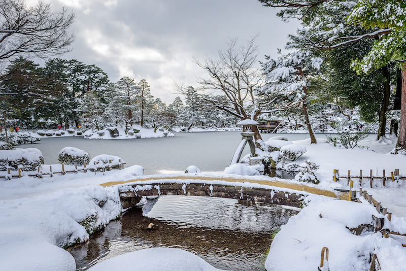 Du lịch Nhật Bản mùa đông từ 5–10 ngày giúp bạn khám phá cảnh tuyết trắng và trải nghiệm các hoạt động mùa đông đặc sắc
