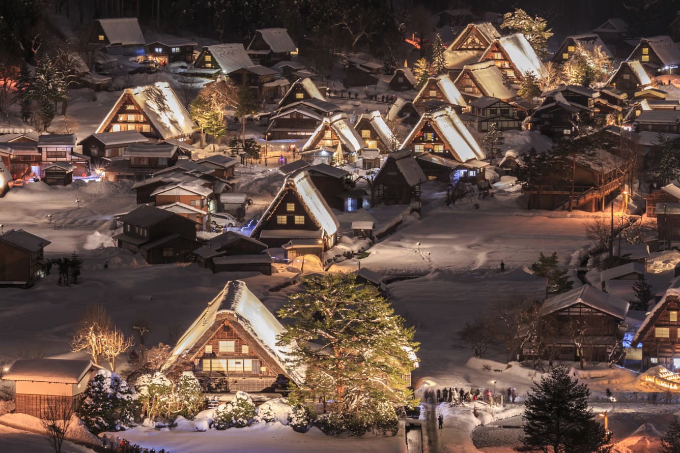 Shirakawa-go mùa đông cuốn hút với những ngôi nhà mái tranh truyền thống giữa khung cảnh tuyết trắng yên bình
