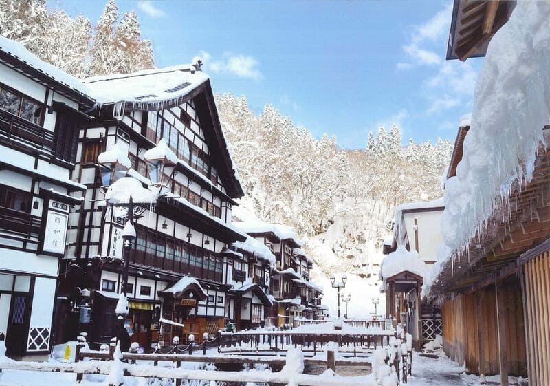 Ginzan Onsen thơ mộng với những ngôi nhà gỗ cổ kính, suối nước nóng và ánh đèn lung linh giữa trời tuyết