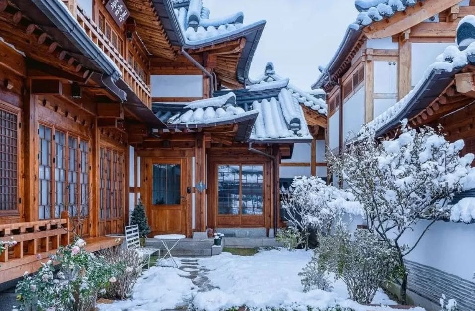 Làng cổ Bukchon Hanok thơ mộng với những mái nhà truyền thống phủ tuyết trắng