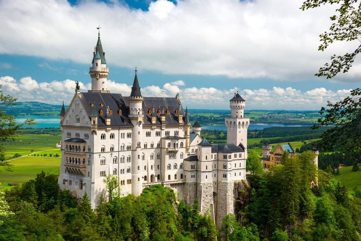 Lâu đài Neuschwanstein nổi bật với kiến trúc cổ tích giữa núi rừng Bavaria thơ mộng