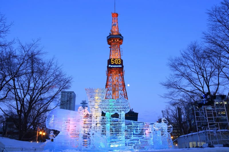 Công viên Odori nổi bật với những tác phẩm điêu khắc tuyết khổng lồ giữa lòng Sapporo