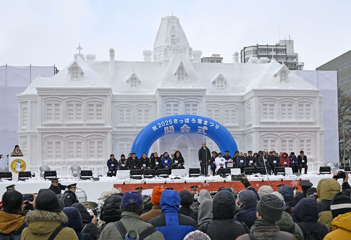 Lễ hội tuyết Sapporo diễn ra vào đầu tháng 2 hằng năm