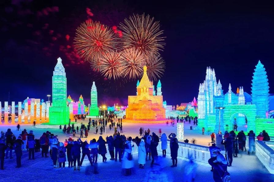 Các tác phẩm tuyết Sapporo rực rỡ dưới ánh đèn, tạo nên khung cảnh mùa đông huyền ảo