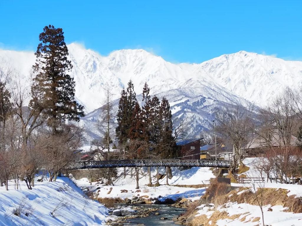Nagano mùa đông hấp dẫn với những ngọn núi phủ tuyết trắng, khu trượt tuyết nổi tiếng và hình ảnh đàn khỉ tuyết thư giãn bên suối nước nóng