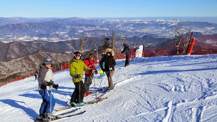 hàn quốc mùa đông có tuyết không Gangwon-do nổi bật với núi rừng phủ tuyết trắng và các khu nghỉ dưỡng trượt tuyết hấp dẫn vào mùa đông