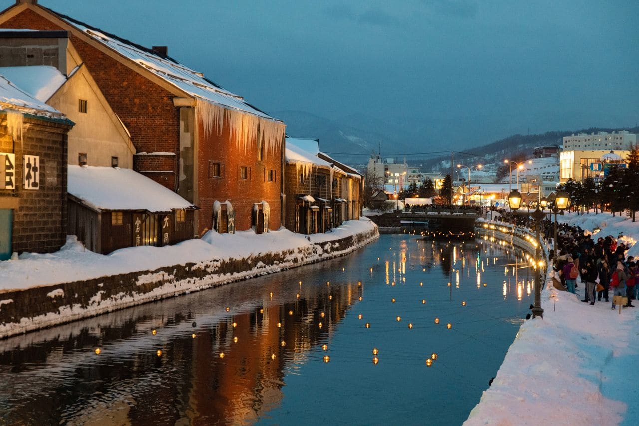 Otaru quyến rũ du khách với kênh đào phủ tuyết trắng, những con phố cổ kính và ánh đèn lung linh giữa mùa đông Nhật Bản